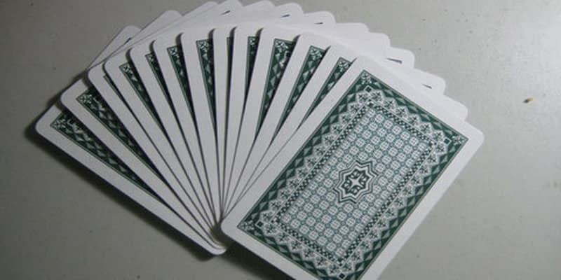 Cách nhận biết lá bài từ mặt sau vị trí và cấu trúc